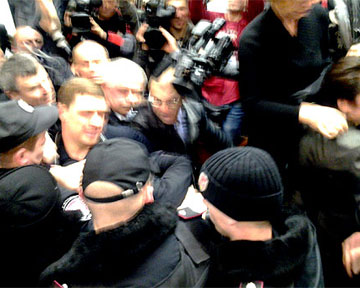 Суд по делу Щербаня: спецназ дерется с депутатами Тимошенко (ВИДЕО)