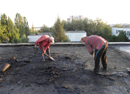 В десятках школ Харькова отремонтируют текущие крыши