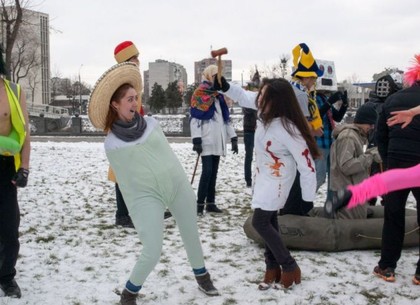 Harlem Shake добрался до Харькова. Молодежь танцует в халатах и фольге (ФОТО, ВИДЕО)