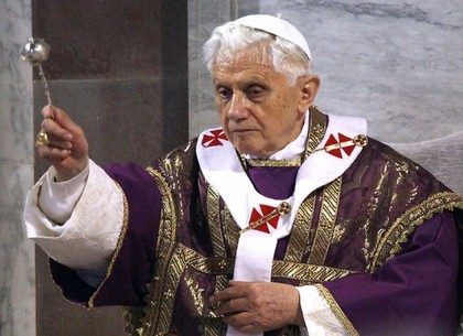 Папа римский покидает пост из-за гей-скандала (Итальянские СМИ)
