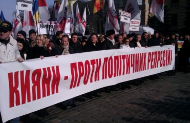 Оппозиция расплатилась с участниками митинга прямо на Майдане (ВИДЕО)