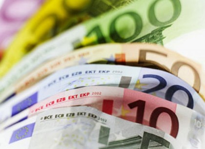 Евро подешевел на 15 копеек к закрытию межбанка