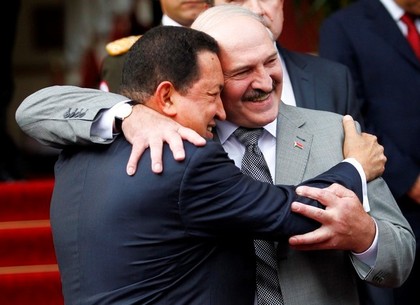 Беларусь скорбит по Уго Чавесу: флаги приспущены