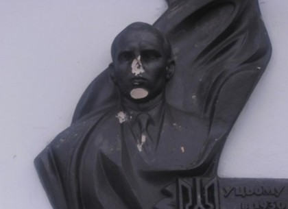 На Львовщине памятнику Бандере отбили нос (ФОТО)