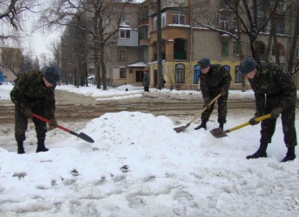 В Харькове на борьбу со снегом вышла армия
