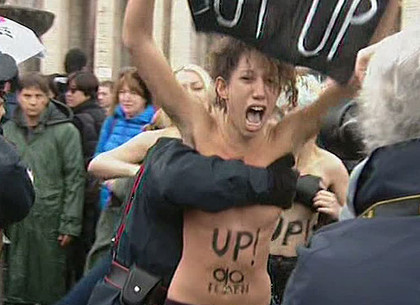 FEMEN голой грудью пытались сорвать выборы Папы (ВИДЕО)