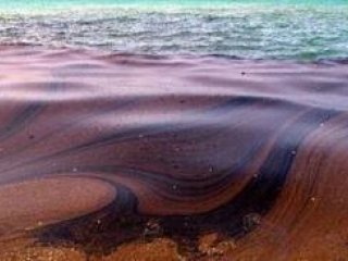 В Черном море под Одессой растет нефтяное пятно из затонувшего сухогруза (ФОТО, ВИДЕО)