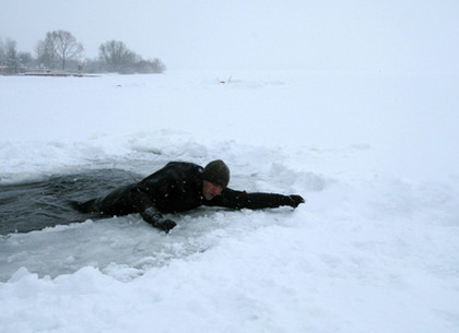 Под Харьковом пенсионер-рыбак и подросток провалились под лед