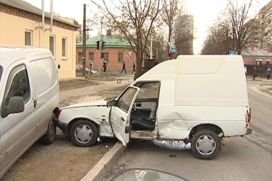 В центре Харькова Таврия снесла светофор (ВИДЕО)