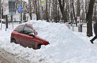 Мешающие уборке снега автомобили будут забирать эвакуаторы