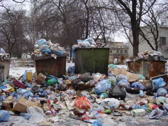 Снегопад превратил Киев в мусорную свалку (ВИДЕО)