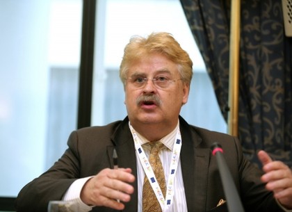 Депутату Европарламента при въезде в Украину... замеряют гениталии?