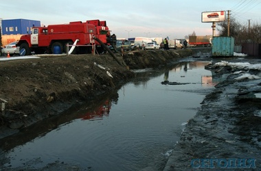 Киевляне дождались потопа: талая вода заливает метро, переходы и частный сектор (ФОТО)