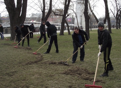 Как курсанты убирают мусор в харьковских парках (ФОТО)