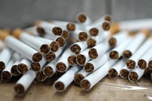 Пятнадцать тысяч пачек сигарет изъяли у торговца возле метро в Харькове