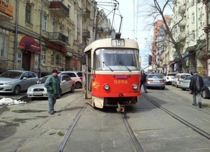 В Киеве трамвай протаранил две иномарки (ФОТО, ВИДЕО)