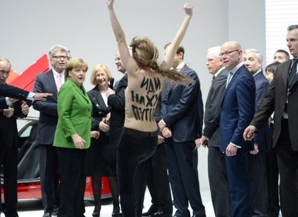 Полуголые активистки Femen послали Путина на х... Президенту выходка понравилась (ФОТО, ВИДЕО)