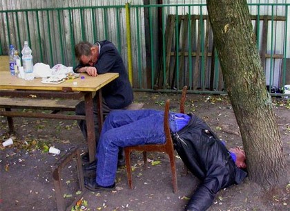 Украинцы пьют из-за доступности алкоголя: надо повысить цену (Эксперт)