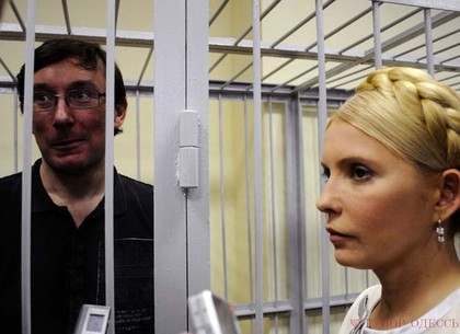 Луценко, Яценюк и Турчинов зашли в больницу к Тимошенко