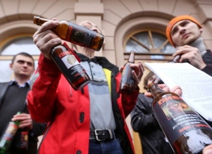 Народным депутатам под Радой раздавали бутылки с пивом (ФОТО, ВИДЕО)