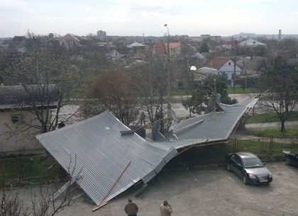 Ураган в Крыму сносит крыши и валит деревья (ФОТО)