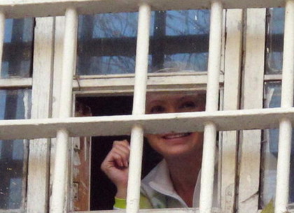 Тимошенко снова пытаются доставить в Киев на суд. Под ЦКБ – скорая и автозак