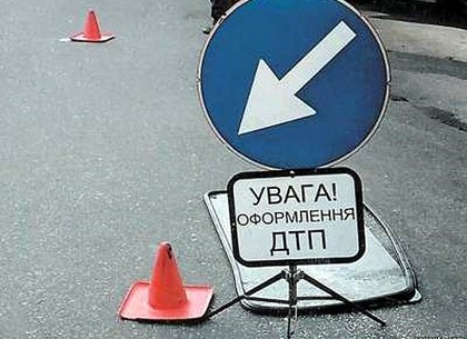 Грузовик перевернулся на остановке в Киеве: есть пострадавшие