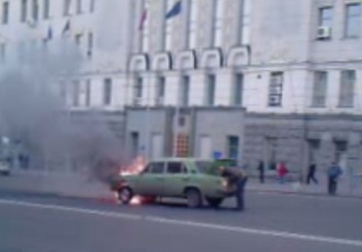 В центре Харькова на ходу пылал автомобиль (ВИДЕО)
