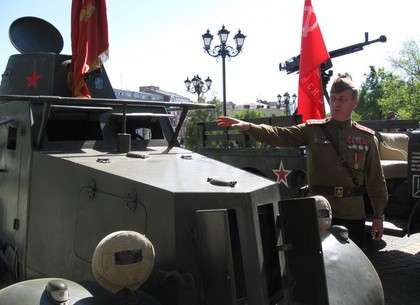 В центре Харькова прошел парад военной техники