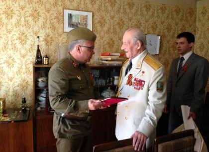 Как Сапронов в военной форме Героя поздравлял (ФОТО)