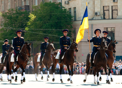 В Харькове прошел грандиозный парад с конным эскадроном и военными машинами (ФОТО, ВИДЕО)
