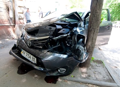 ДТП в центре Харькова. Тойота врезалась в дерево