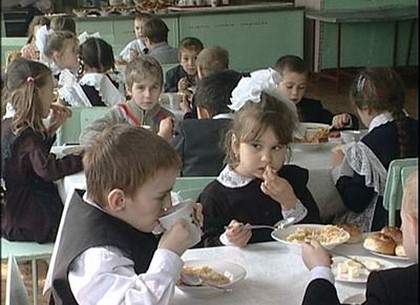 В трех школах на Харьковщине детей кормили неизвестно чем