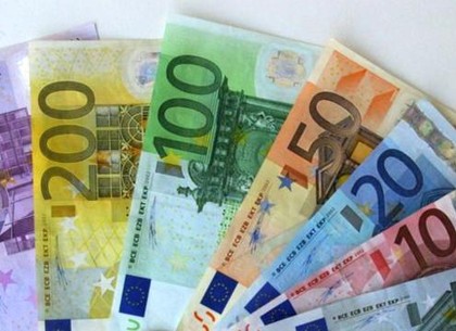 Евро резко понизил котировки на открытии межбанка