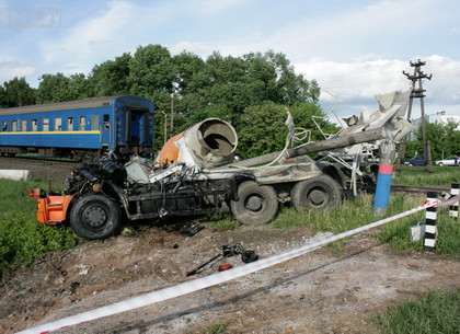 Поезд Днепропетровск-Санкт-Петербург протаранил грузовик и сошел с рельс: есть жертвы (ФОТО)
