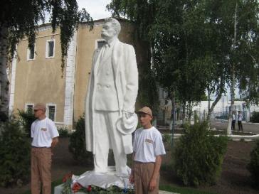 Памятник Горькому из центрального парка переехал в Куряжскую колонию