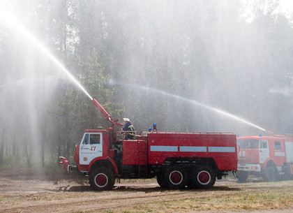 Как на Харьковщине горел лес, бегали пожарные и летал вертолет (ФОТО)