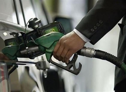 Азаров рассказал о повышении цены на бензин