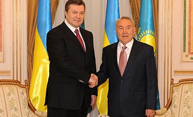 Янукович везет из Астаны статус наблюдателя в ТС для Украины