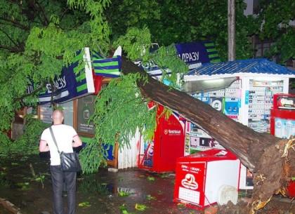 Ураган в Одессе валил деревья и оставил часть города без света. Есть погибший и пострадавшие (ФОТО, ВИДЕО)