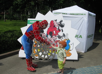 В парке Горького детей встречает Человек-паук (ФОТО)