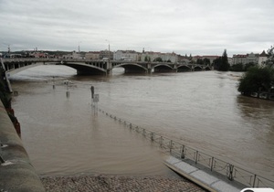 Наводнение в Праге: вода достигла уровня Карлова моста (ФОТО, ВИДЕО)