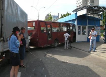 Автобус врезался остановку на улице Харьковской: есть пострадавшие (ФОТО)