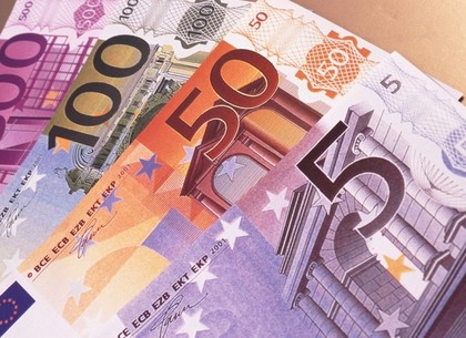 Евро подешевел к закрытию межбанка 14 июня