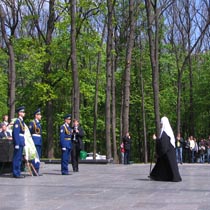 Церемония возложения цветов по случаю Дня скорби и чествования памяти жертв войны в Украине