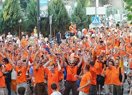 Год после Евро-2012 в Харькове: открытие музея, шествие и оранжевый паровоз
