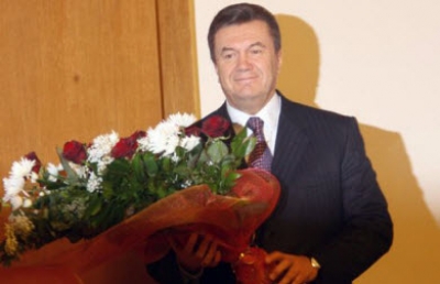 Что дарят Януковичу на день рождения