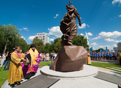 В центре Харькова открыли памятник Андрею Первозванному