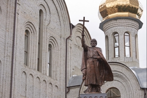 На Салтовке появился памятник крестителю Руси (ФОТО)
