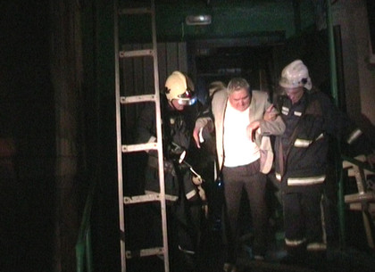 В хрущевке на Салтовке горела квартира-свалка: спасатели эвакуировали 27 человек (ФОТО, ВИДЕО)